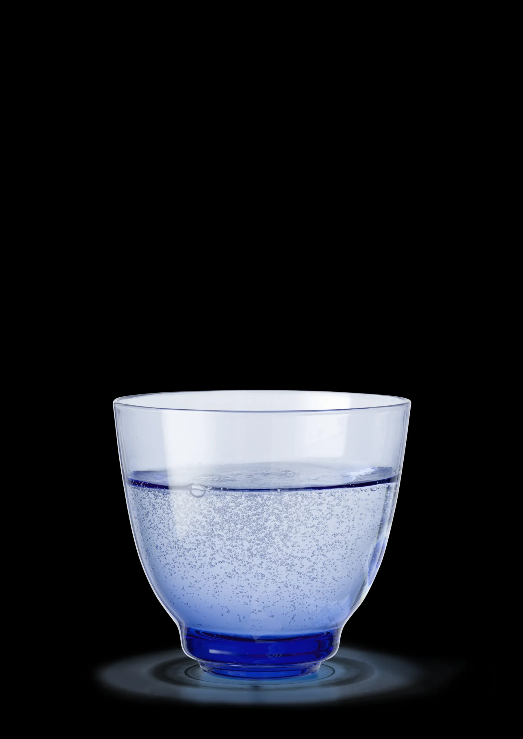 Holmegaard Flow Vannglass 35 cl mørk blå - Kjøp nå