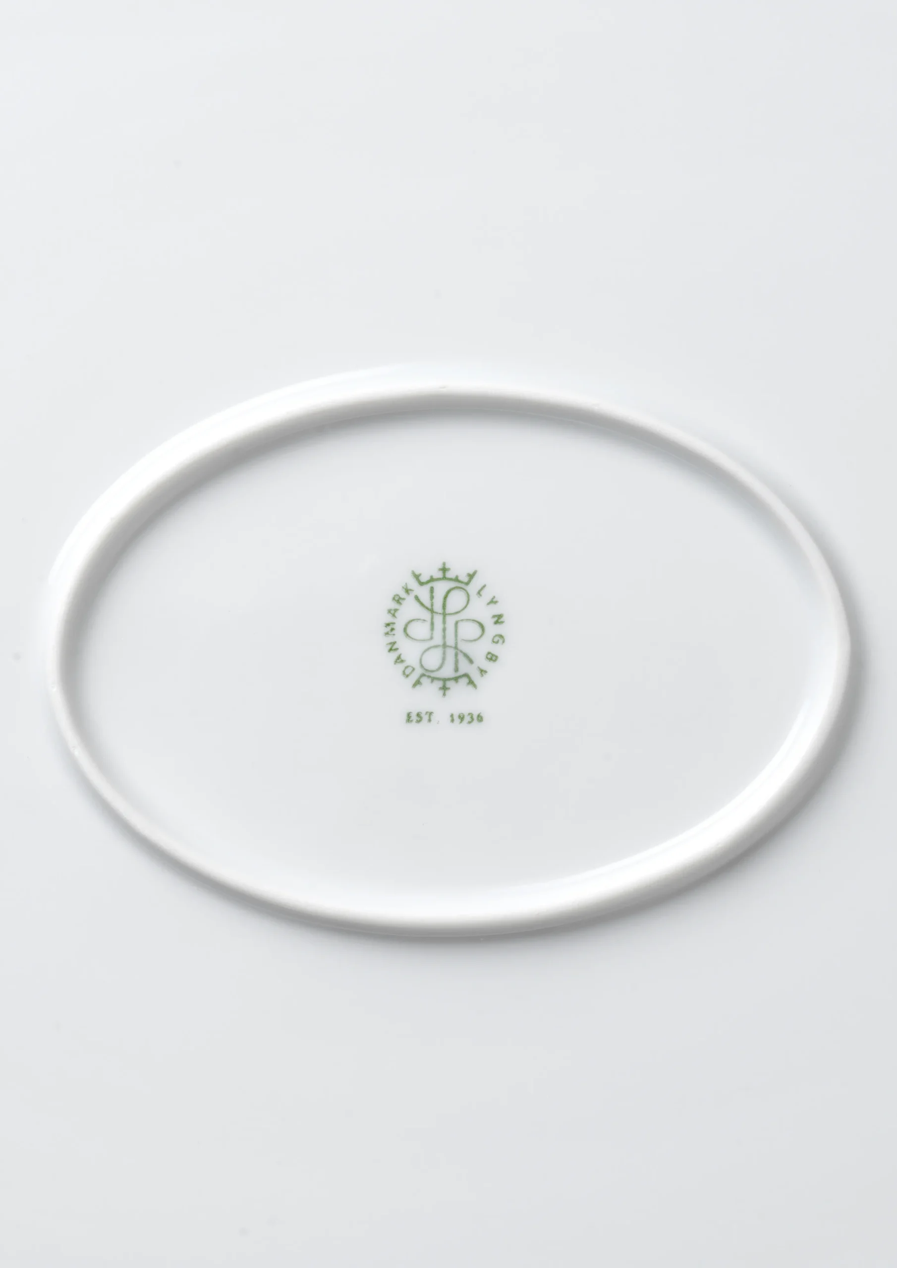 Lyngby Porcelæn Rhombe Oval serveringsfat 42x32 hvit
